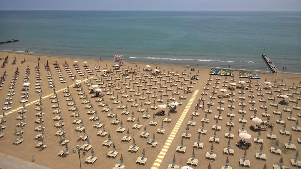 Hotel Mondial Lido di Jesolo 3*,  Italy
